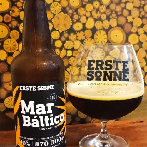 MAR BÁLTICO  Estilo: russian imperial stout ABV 10% IBU 70  Traz notas extremas de maltes torrados, mas com sabor que induz um torrefato equilibrado e alcoólico suave. seu alto teor alcoólico colabora com o equilíbrio entre dulçor e amargor. a adição de rapadura aumenta a complexidade dessa cerveja, garantindo uma experiência única. deguste sem pressa, apreciando o brilho de cada gole.