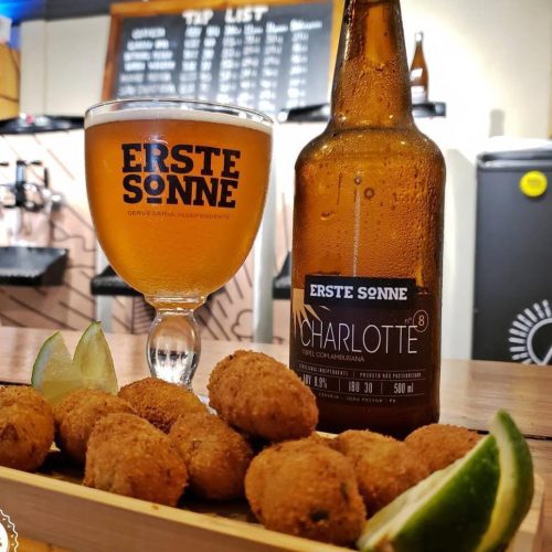 CHARLOTTE TRIPEL  stilo: tripel ABV 8.9% IBU 30  A nossa tripel com amburana traz a tradição da escola belga com um toque brasileiro na adição de madeira. no aroma e no sabor frutado se destacam notas frutadas e de especiarias. no paladar o frutado se equilibra com alta carbonatação e corpo leve.