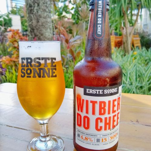 WITBIER DO CHEF  Estilo: witbier ABV 4.8% IBU 15  Tradicional estilo belga nascida na paraíba com assinatura do chef onildo rocha. traz na sua composição sementes de coentro, casca de limão galego, caju e pimenta de cheiro. essa combinação de especiarias regionais eleva a sensação de refrescância.