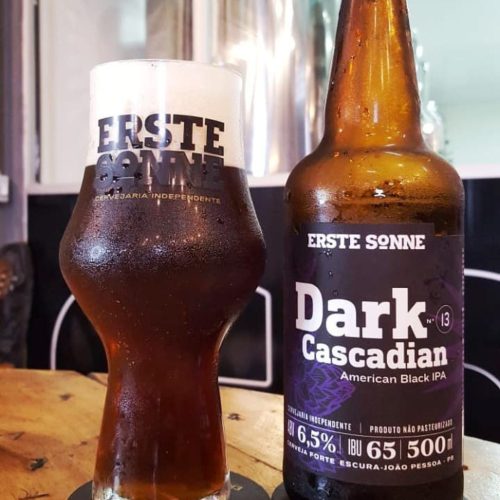 DARK CASCADIAN Estilo: american black ipa ABV 6.5% IBU 65  É de cor negra, corpo médio, amargor pungente, aroma lupulado. a dark cascadian é uma black ipa versátil que encaixa em qualquer ocasião. com adição de lúpulos cascade e mosaic, realça o aroma de frutas tropicais e resinosas, trazendo uma referência de como ele é conhecido no noroeste dos eua. os maltes torrados trazem notas tostadas.
