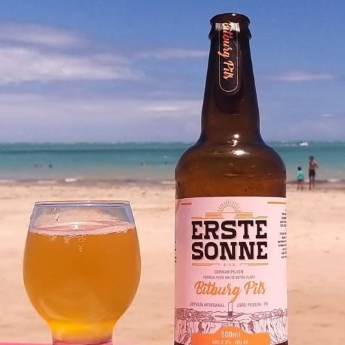BITBURG PILSEN  Estilo: German  Pilsen ABV: 5% | IBU: 30  Originária da Alemanha, com visual limpo e de alta resistência. Seu corpo leve e espuma muito persistente provocam uma experiência única.