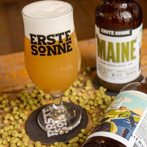 MAINE NEIPA  Estilo: New England IPA ABV: 6,2% | IBU: 45  Em homenagem ao primeiro sol dos EUA, surge a Maine, uma explosão de aromas de lúpulos americanos com frutas amarelas e cítricas. Corpo aveludado, percepção de amargor mais equilibrada, promovendo a sensação Juicy.