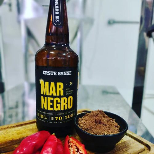 MAR NEGRO  Estilo: russian imperial stout (ris) ABV 10% IBU 70  Impressiona pela sua complexidade de aroma e sabor. traz notas de café, toffee e caramelo. adição de cacau eleva o aroma e sabor de chocolate. a pimenta dedo de moça dá um toque final com leve ardor.    R$ 18 - 300ml