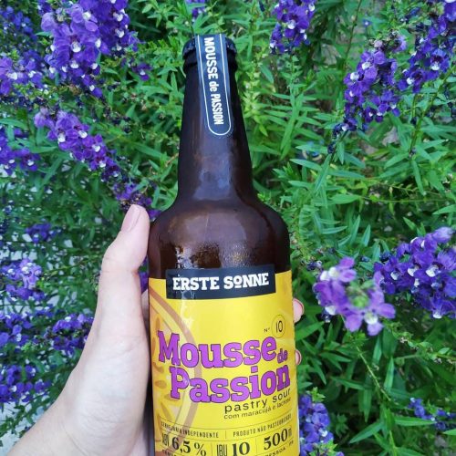 MOUSSE DE PASSION Estilo: pastry sour ABV 6.5% IBU 10  Uma verdadeira mousse de maracujá tropical na boca e aroma que realça a acidez da fruta com sua doçura e leveza de corpo. com adição de lactose e baunilha que trazem cremosidade ao seu paladar. a alta carbonatação impacta na aeração que toda mousse traz.