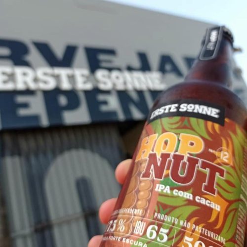 HOP NUT IPA COM CACAU  Estilo: american ipa ABV 7.5% IBU 65  Lúpulo e cacau juntos te provocam uma cintilante experiência a cada gole. adição de lúpulos hbc472 e sabro traz poderosas notas frutadas e de coco com tons cítricos. o mais curioso da receita é a madeira e nibs de chocolate no aroma e no sabor. um dulçor maltado traz um equilíbrio ao elevado ibu.