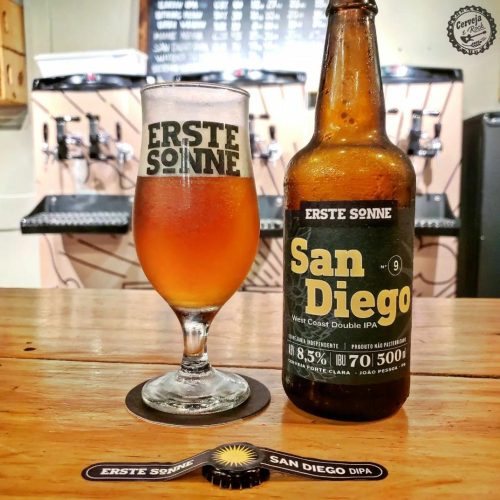 SAN DIEGO DOUBLE IPA  Estilo: west coast double ipa ABV 8.5% IBU 70  Uma pancada de amargor que se revelou na boca através do seu elevado teor alcoólico. com duplo dry hop com amarillo e bru-1 traz aroma intenso de frutas tropicais e fermentação limpa deixando solo e protagonismo para os lúpulos.