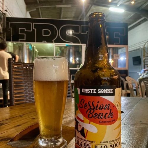 SESSION BEACH IPA  Estilo: American Session IPA  ABV: 4,9% | IBU: 40  O estilo nasceu na Inglaterra para ser bebido entre as sessões de trabalho nas indústrias de armas na época da 1ª guerra. Então, para isso era necessário uma cerveja mais leve. Daí a origem do termo “Session”.