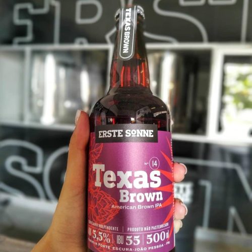 TEXAS BROWN Estilo: american brown ipa ABV 5.5% IBU 56  A texas brown traz um elegante equilíbrio entre maltes tostados e caramelo com lúpulos cítricos e de amargor. com duplo dry hop de azacca e el dorado, esta brown ipa refresca e traz notas frutadas com uma bagagem histórica de american brown ipa, que remonta à resistência e criatividade norte-americana.