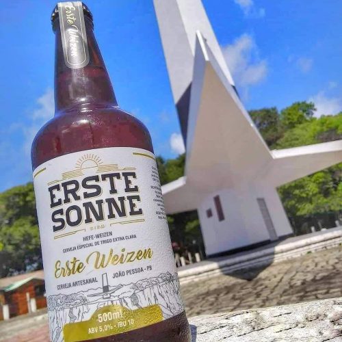 BAYER WEIZEN  Estilo: Hefe-Weizen (trigo)  ABV: 5% | IBU: 10  Tipicamente alemã, refrescante, possui um equilibrado aroma de cravo e banana. Corpo médio a leve, trazendo uma sensação cremosa e macia.